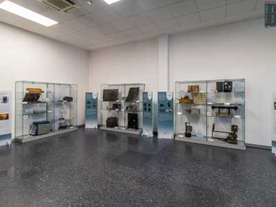 ...qui si apre una larga stanza dove sono posti all�interno di teche in vetro i vari strumenti